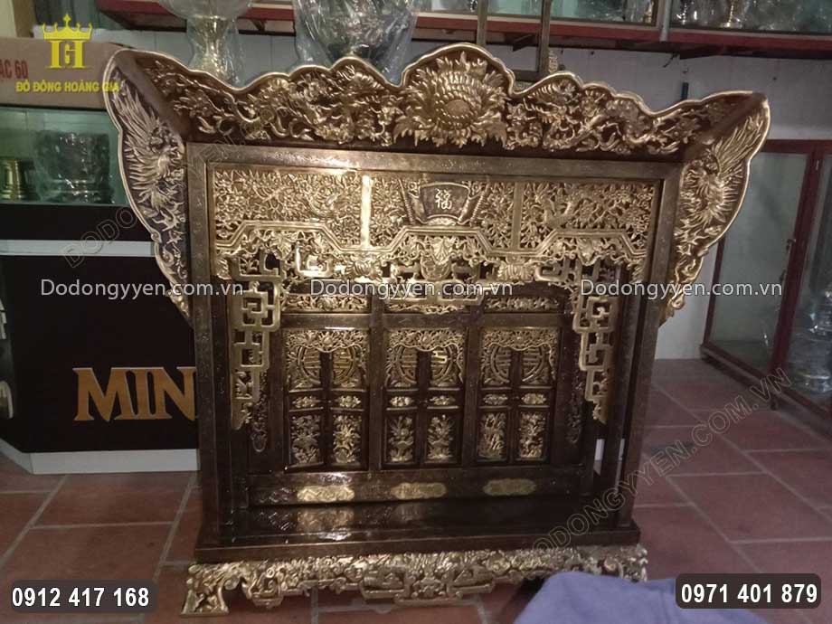Mẫu kh&aacute;m thờ được l&agrave;m bằng đồng hun giả cổ độc đ&aacute;o 